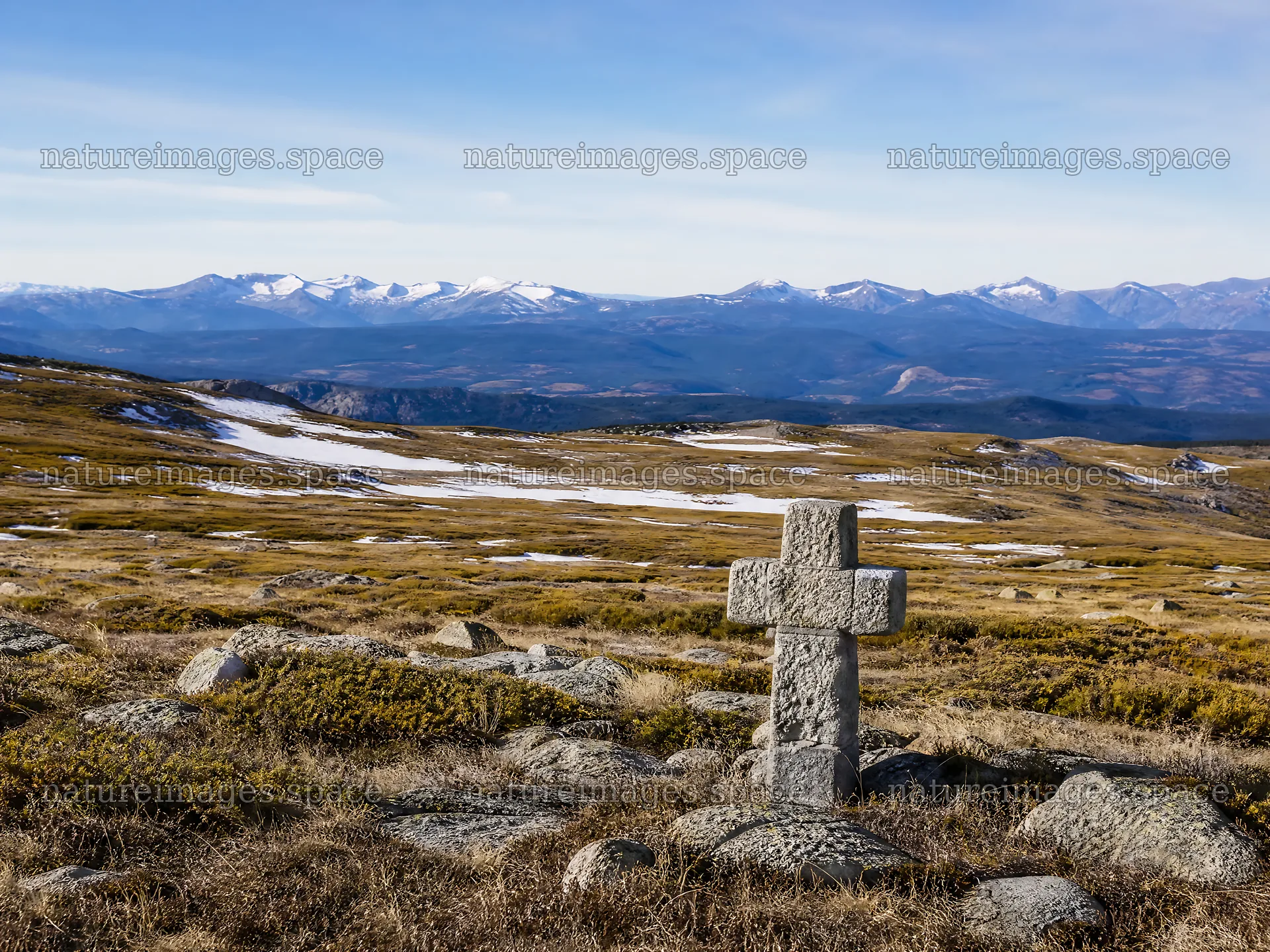 Christian cross in winter mountain meadow with snow – nature images 9166x6874